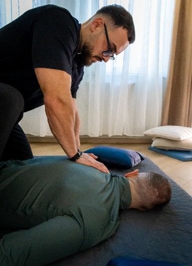 Denis Radu efectuând manevre de alinament postural